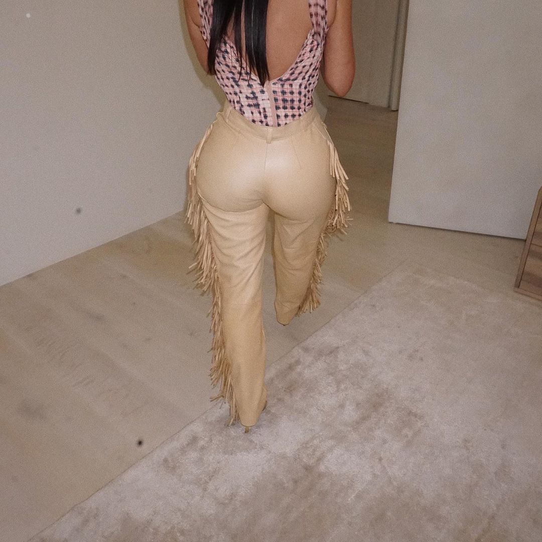 В ковбойских брюках и на каблуках: Ким Крадашьян покорила пышными формами в эффектном наряде