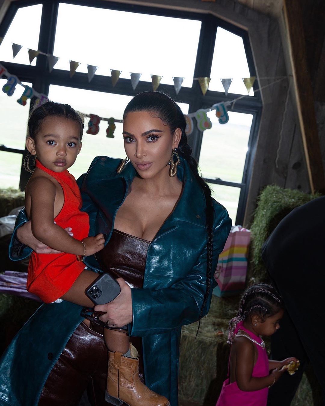 Ідеальна сім'я: Кім Кардашьян зворушила мережу рідкісними фото з чоловіком і дітьми