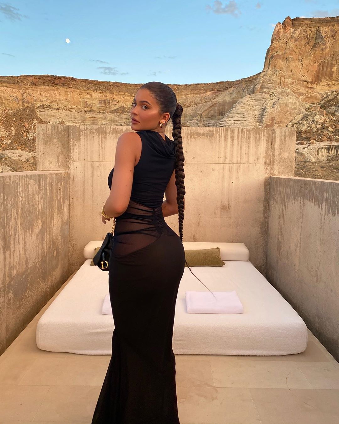 Просто вау: Кайлі Дженнер викликала захват розкішною фігурою у вузькій сукні