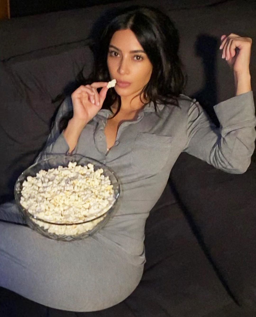 Ничто человеческое не чуждо: Ким Кардашьян удивила редкими фото без макияжа и за домашними делами