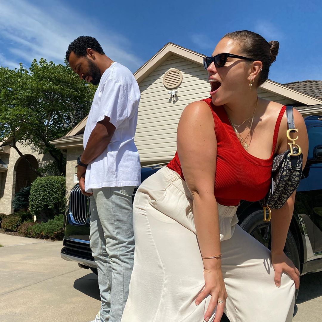 Счастливые и влюбленные: Эшли Грэм засыпала сеть романтичными фото с мужем