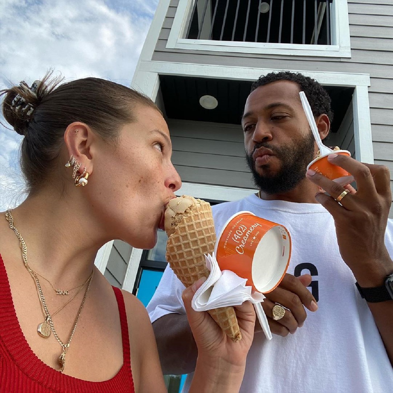 Счастливые и влюбленные: Эшли Грэм засыпала сеть романтичными фото с мужем