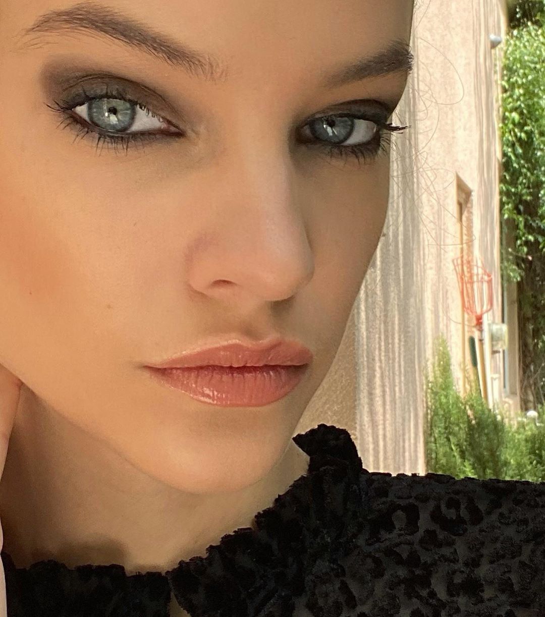 Безупречна: Барбара Палвин блистает в изысканном вечернем образе и с ярким макияжем