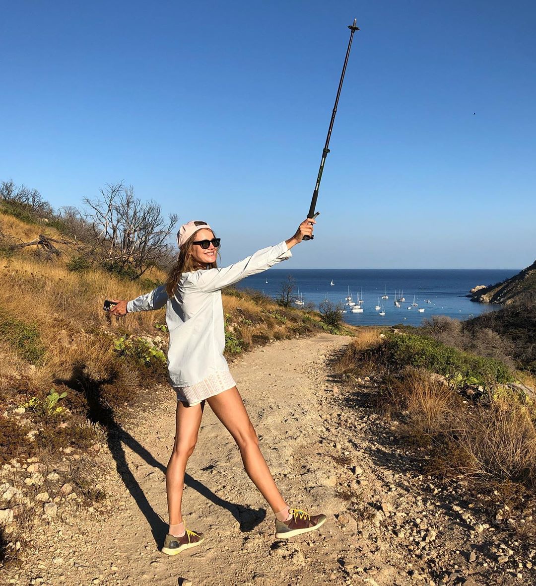 И это мама пятерых! Наталья Водянова похвасталась стройными ножками в мини-шортах