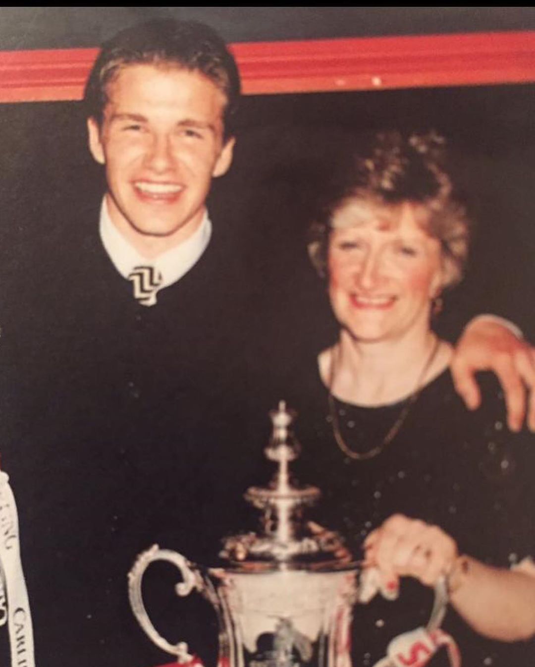 Ідеальний син: Девід Бекхем зворушливо привітав маму з днем народження рідкісними спільними фото