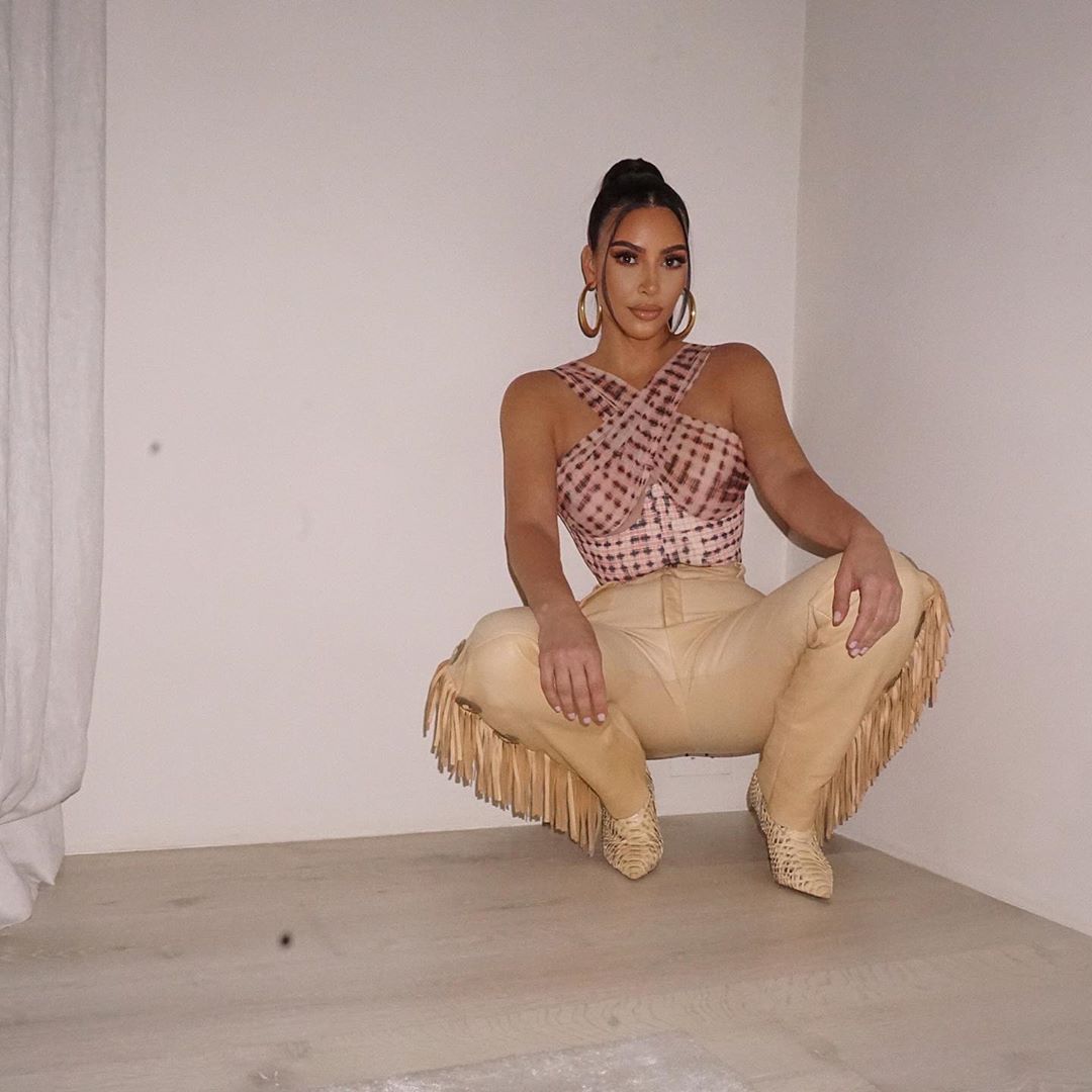 В ковбойских брюках и на каблуках: Ким Крадашьян покорила пышными формами в эффектном наряде