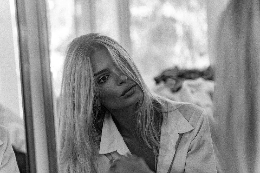 В сорочці на голе тіло: Емілі Ратаковскі показала звабливу фігуру в чуттєвій зйомці