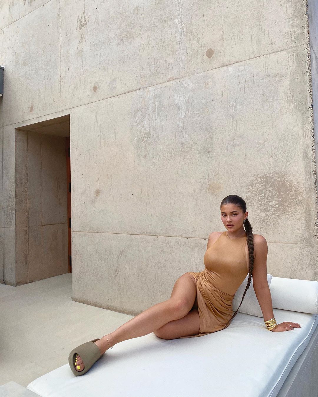 В золоті з ніг до голови: Кайлі Дженнер показала ідеальні форми в розкішному літньому образі