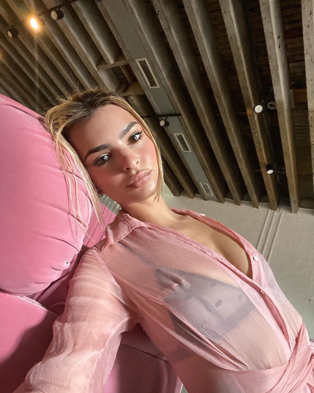 Идеально для блондинок: Эмили Ратаковски показала соблазнительный образ в трендовом оттенке