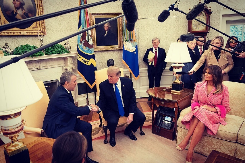 Яркий выход: Мелания Трамп появилась на публике в розовом наряде