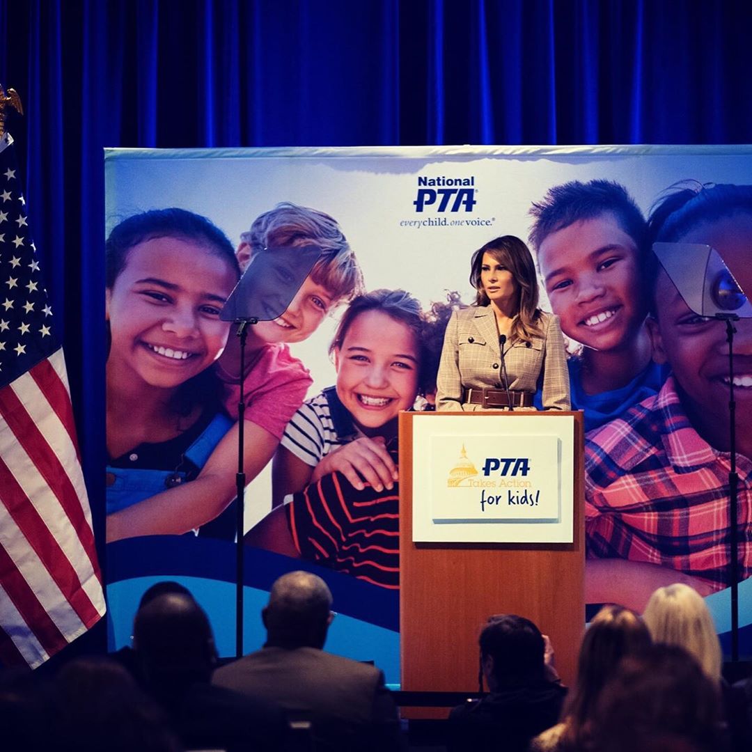 49-летняя Мелания Трамп потрясла точеной талией в блейзере на голое тело