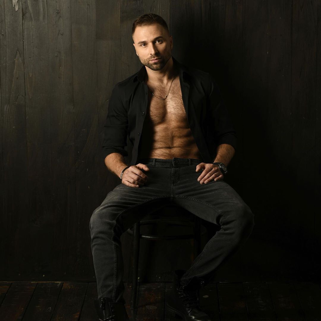 Гарячий красунчик: Холостяк-10 Макс Михайлюк показав, як робить тіло рельєфним