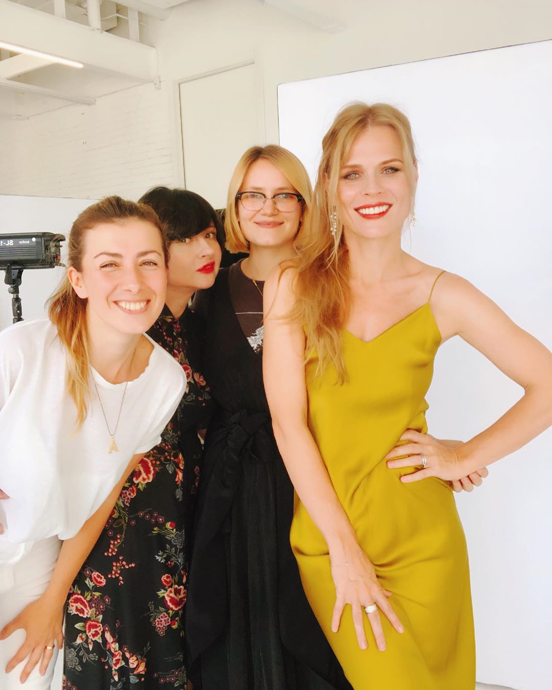 Ольга Фреймут очаровала "невинным" образом в романтичном платье в бельевом стиле