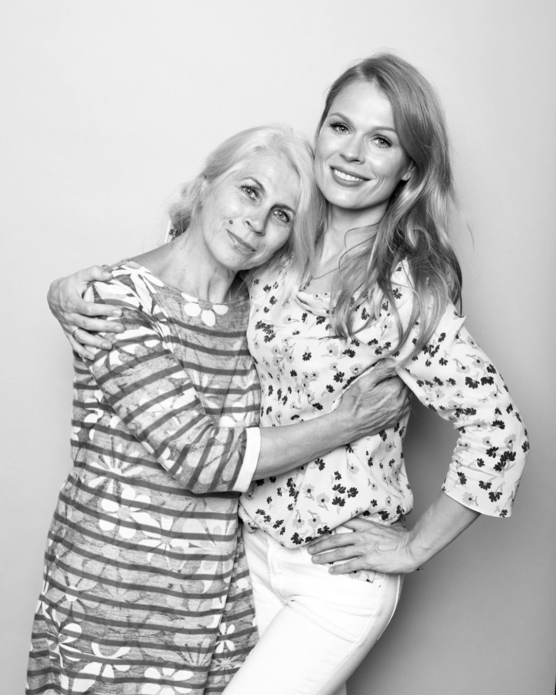 "Як сестрички": Ольга Фреймут зворушила ніжними фото з красунею мамою