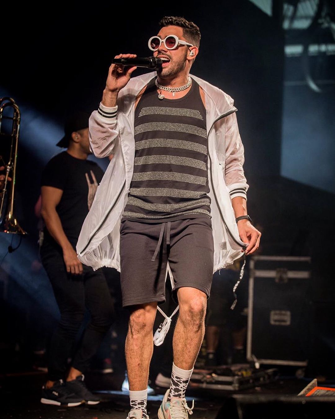 Летел на день рождения любимой: популярный певец погиб в авиакатастрофе