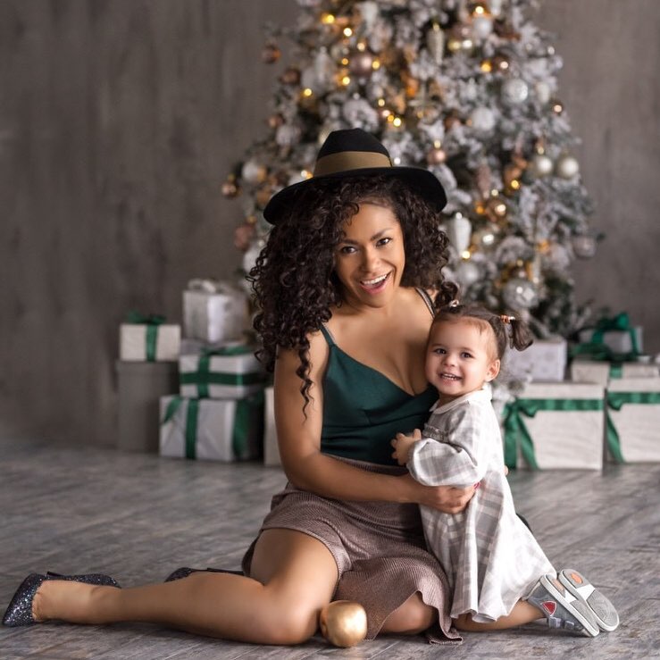 Гайтана очаровала новогодней фотосессией с дочкой