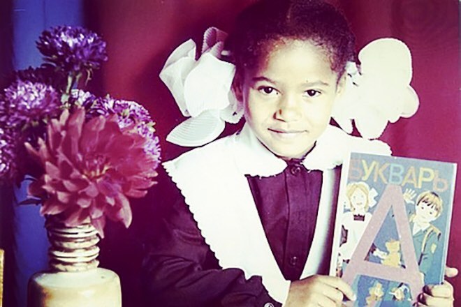 С бантиками и букварем: Гайтана очаровала детским фото