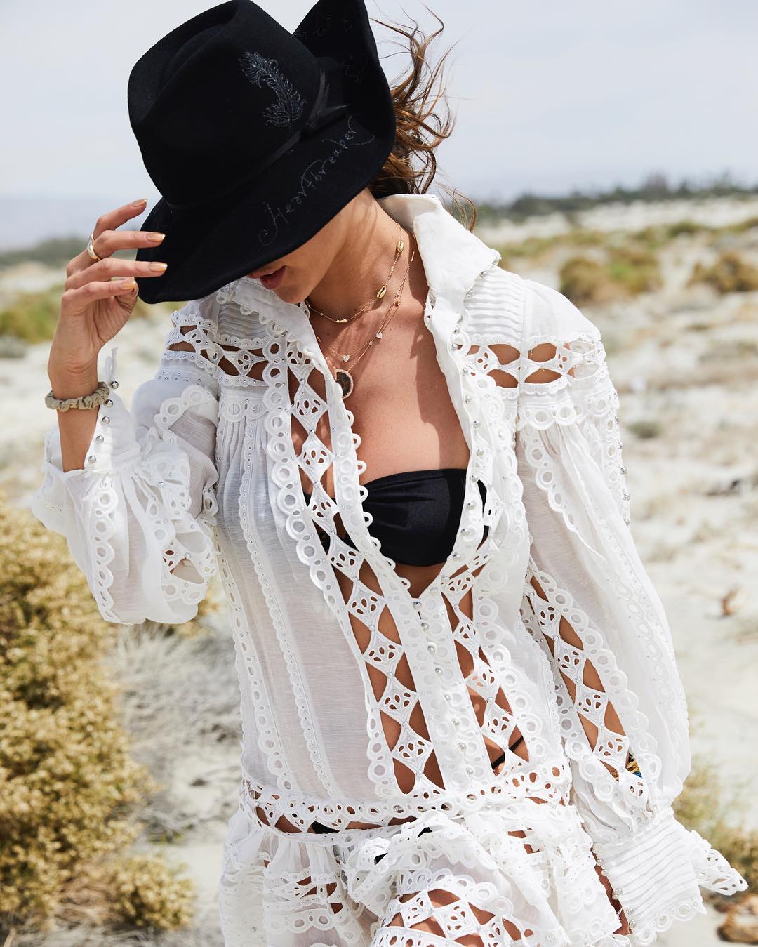 Горячая пора: топ-3 безупречных летних образа от Алессандры Амбросио