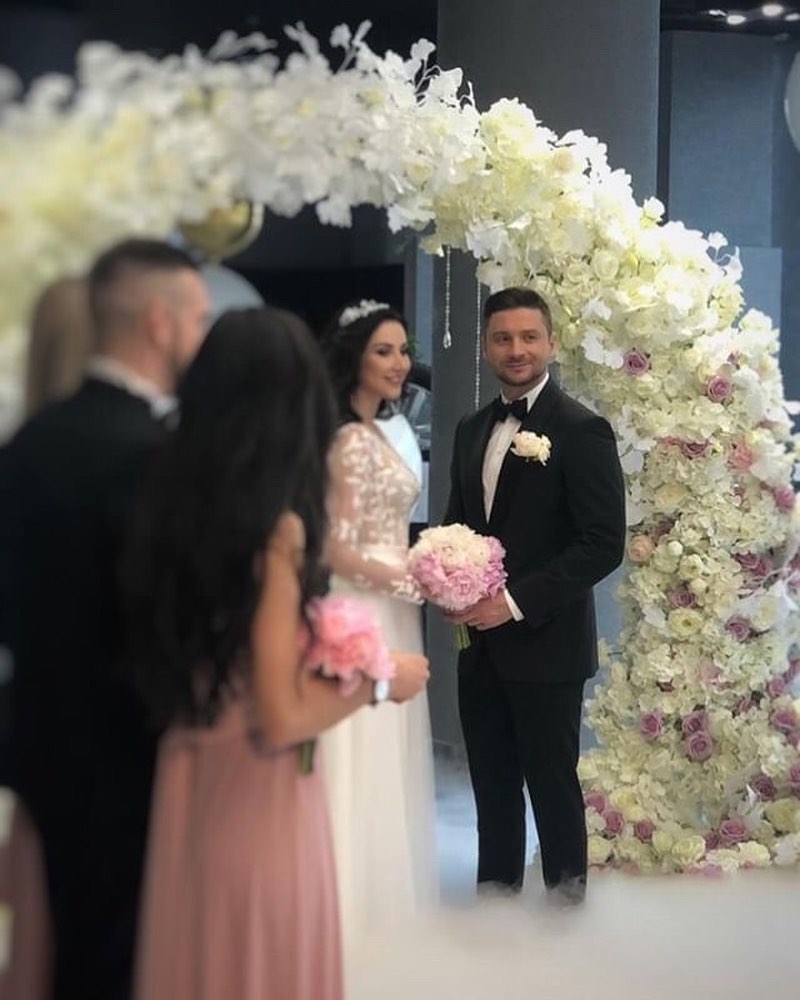 Эффектная брюнетка: в сеть попали свадебные фото Лазарева