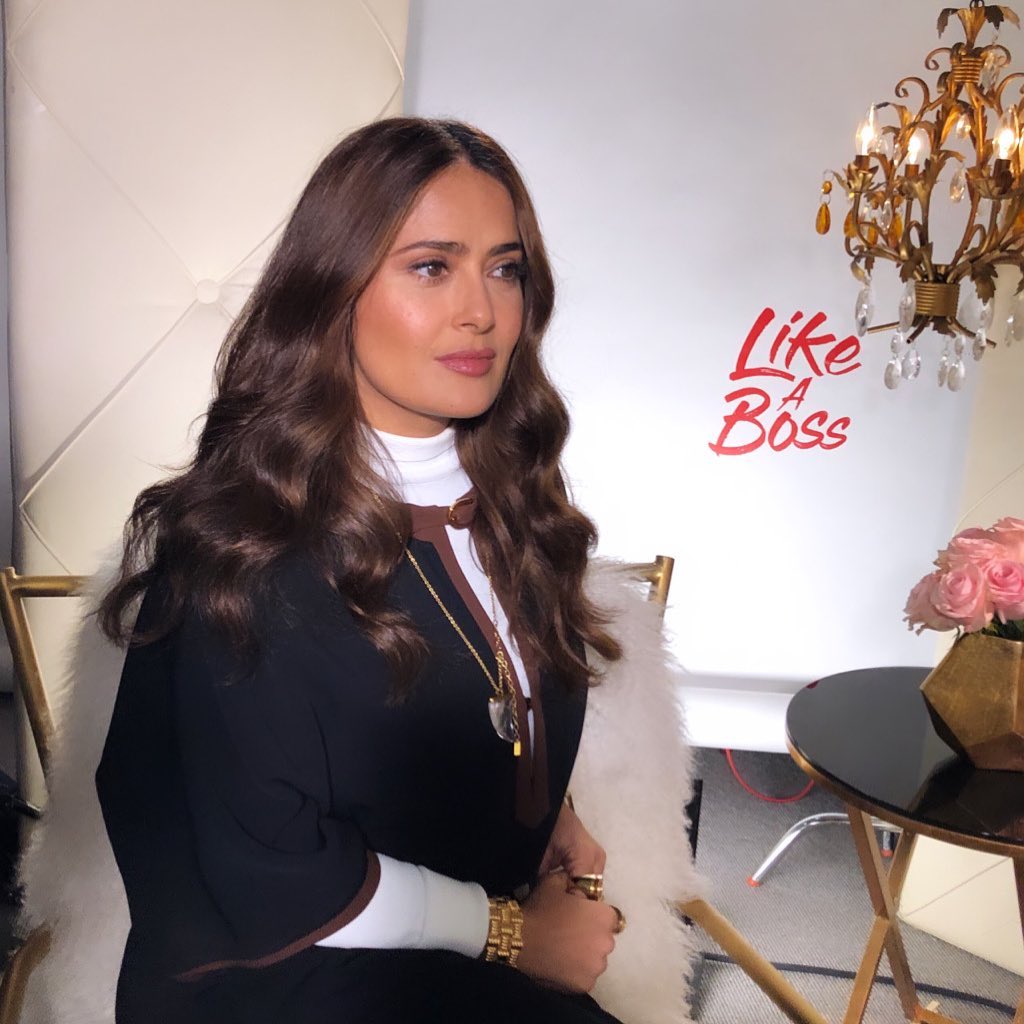 Витвір мистецтва: 53-річна Сальма Хайєк підкорила мережу струнким тілом в ефектному вбранні