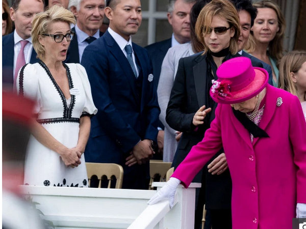 Єлизавета II отримала по обличчю: всі подробиці (фото, відео)