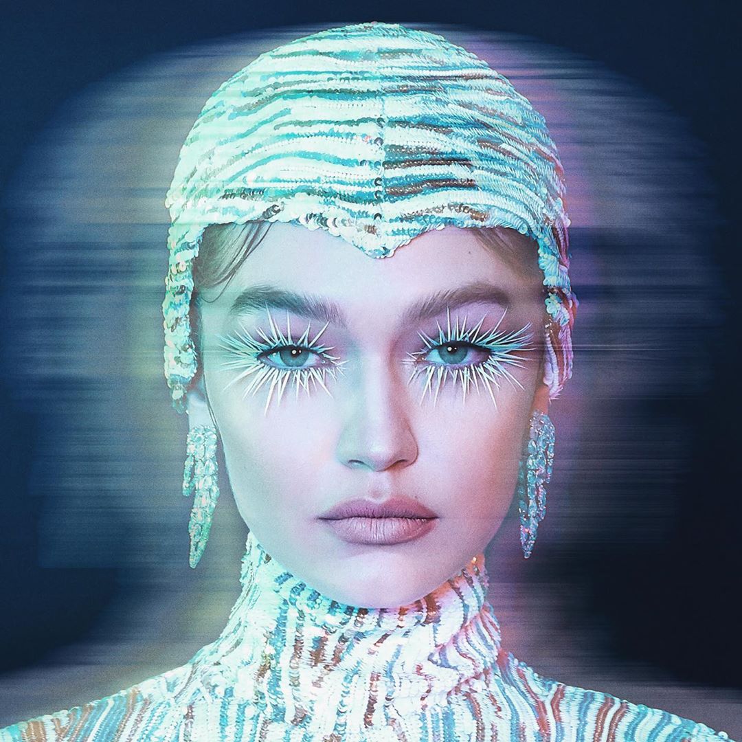 Рожевий в тренді: Джіджі Хадід показує, як носити брючний костюм