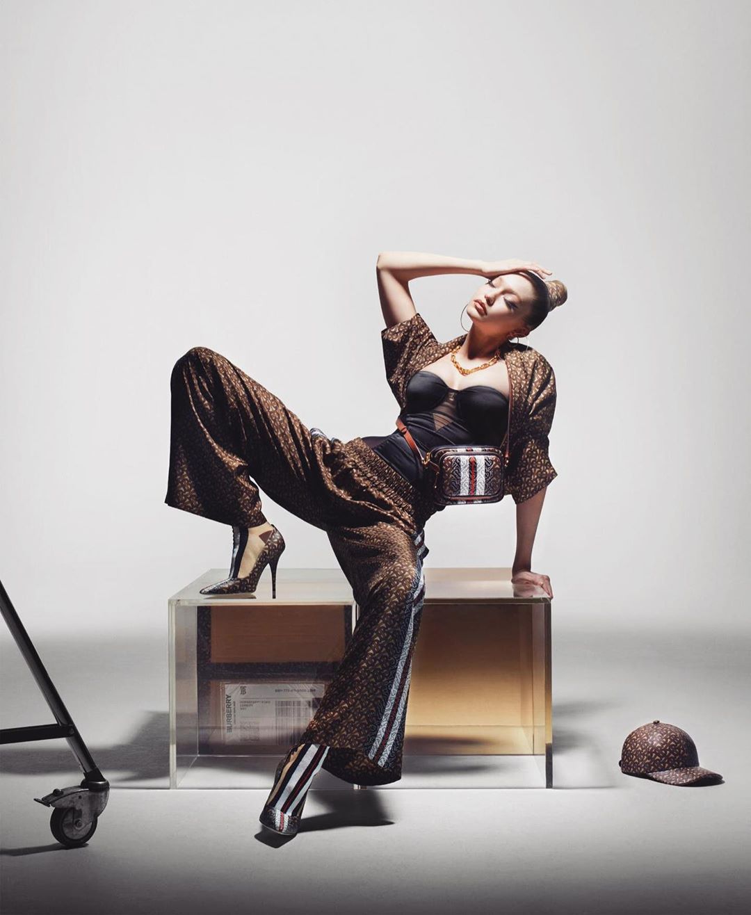 Рожевий в тренді: Джіджі Хадід показує, як носити брючний костюм