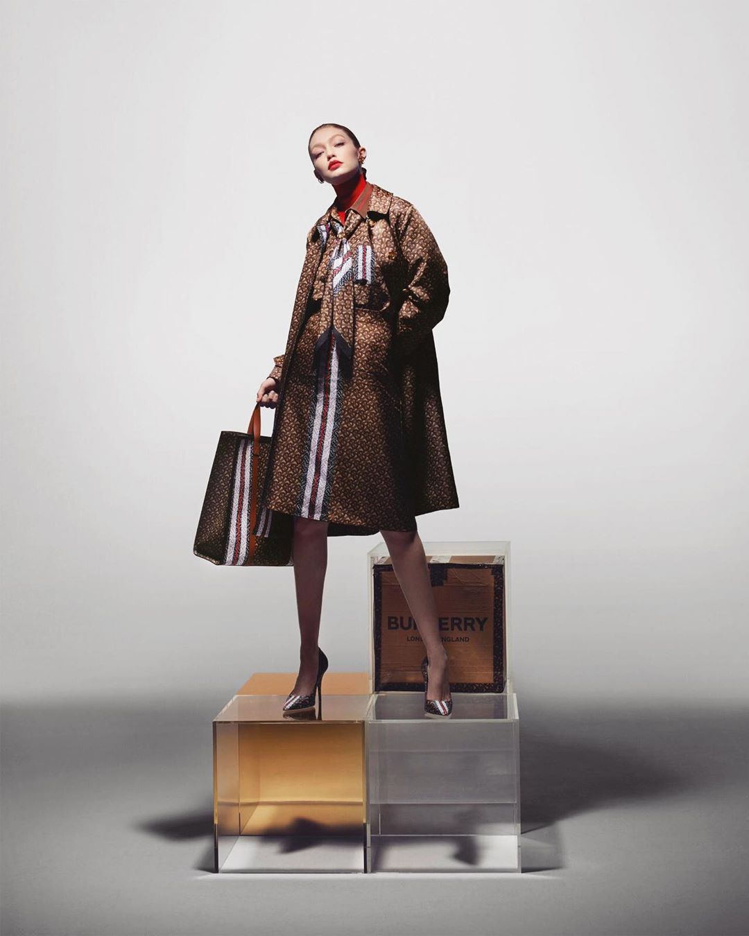 Рожевий в тренді: Джіджі Хадід показує, як носити брючний костюм