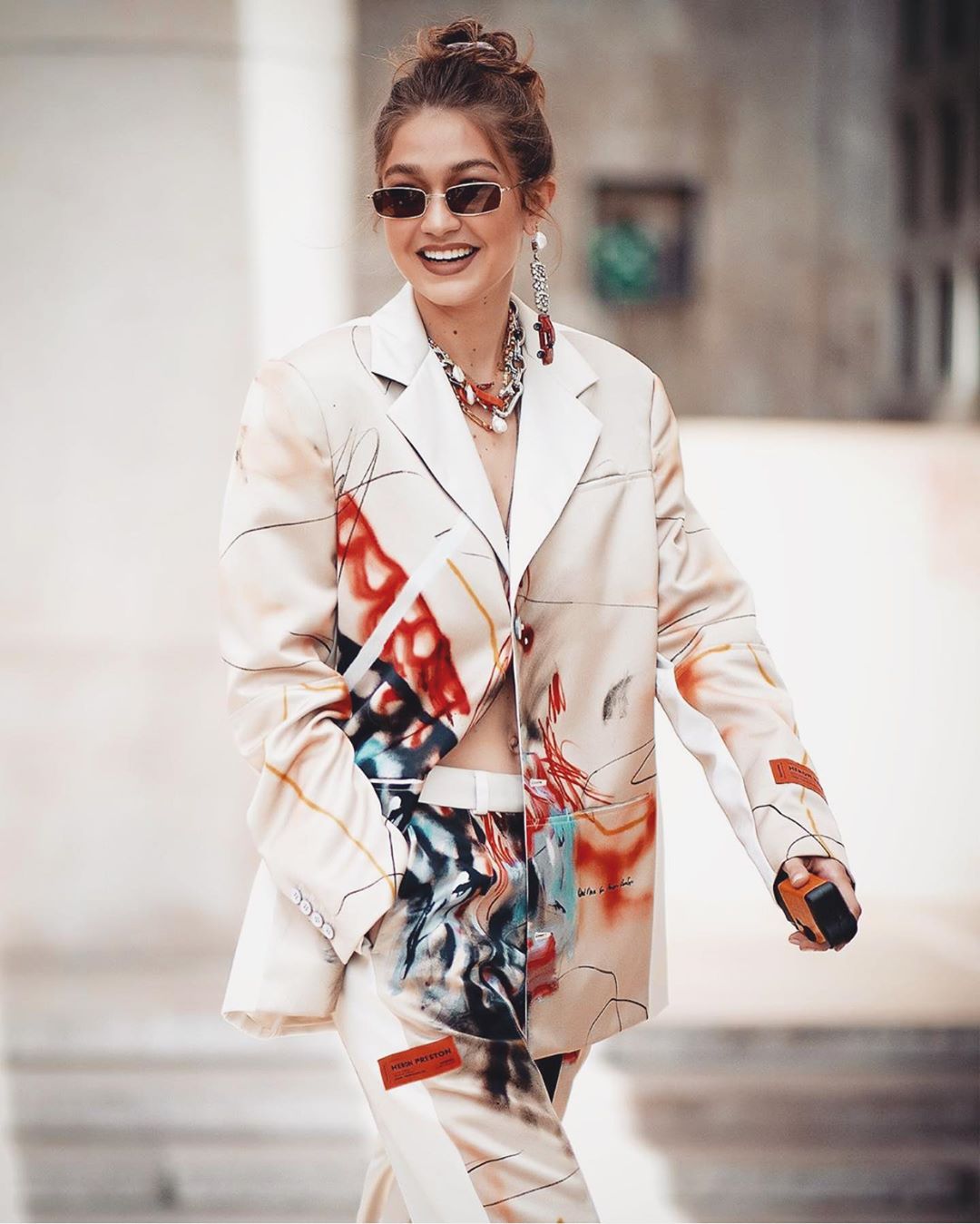 Нескучные будни: Джиджи Хадид показала 3 оригинальных образа для офиса