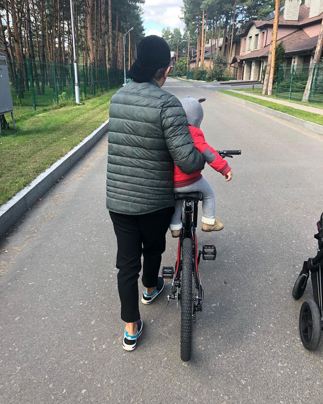 Уже взрослые: Юрий Горбунов прогулялся по Киеву с двухлетним сыночком Иваном