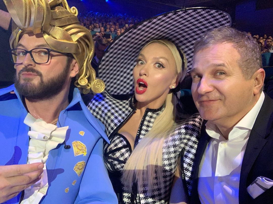 Ноги-небоскребы: Оля Полякова покорила откровенным образом на сцене &quot;Вечера премьер&quot;