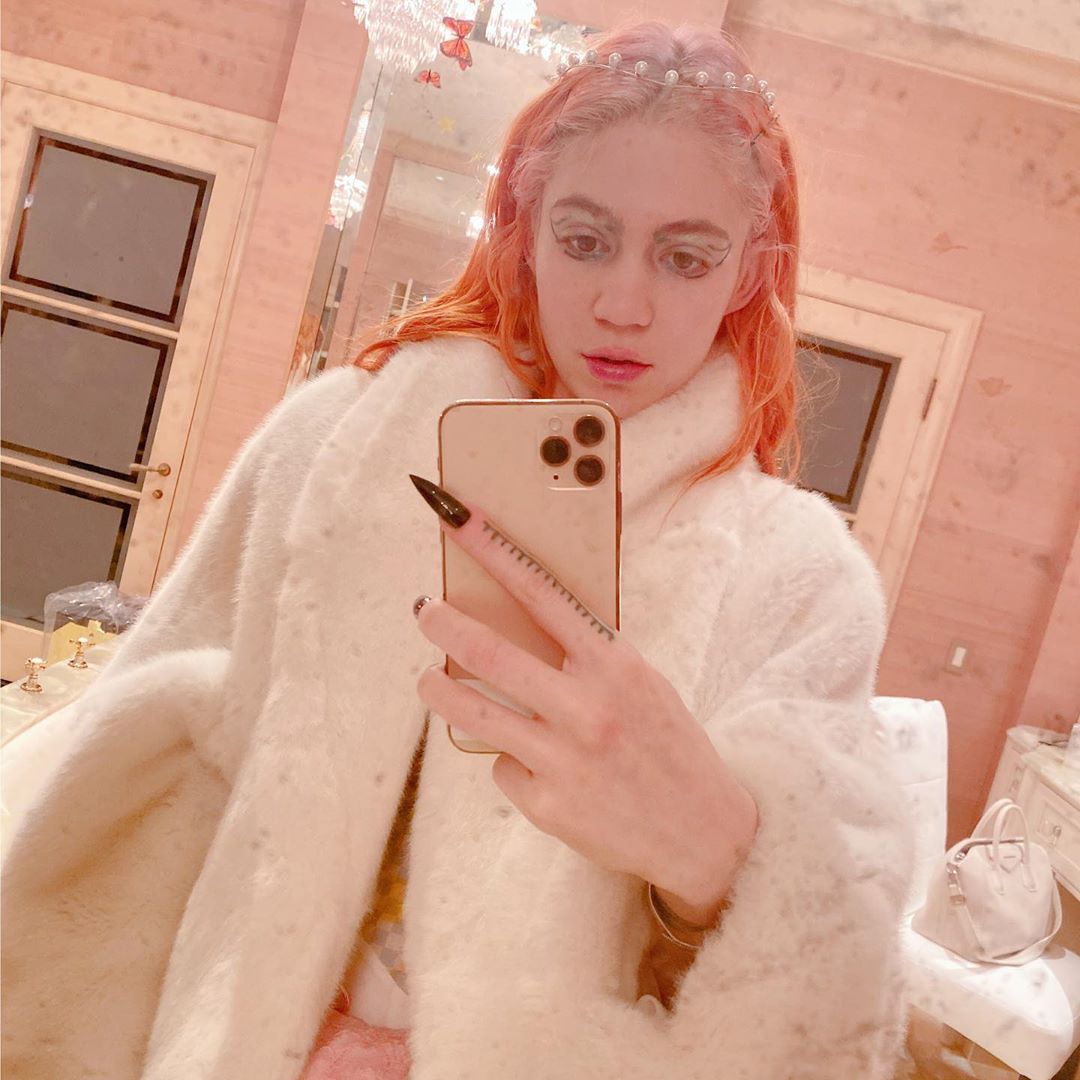 Илон Маск и украинско-французская певица Grimes станут родителями? В сети обсуждают странное фото