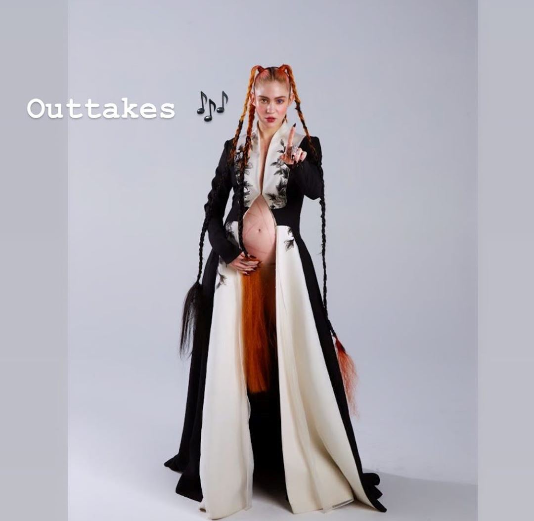 Зухвало: вагітна кохана Ілона Маска показала кругленький живіт в яскравому образі