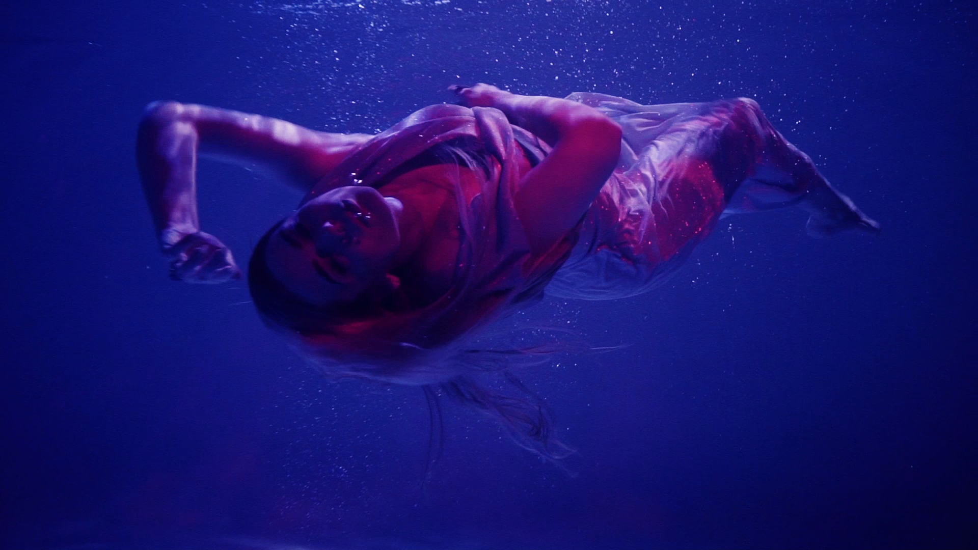 "Чоловік відчув недобре": Аліна Гросу ледь не загинула на зйомках нового кліпу на пісню "Луна" (відео)