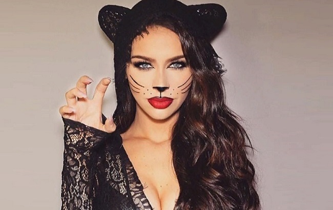 Женщина-кошка на Хэллоуин