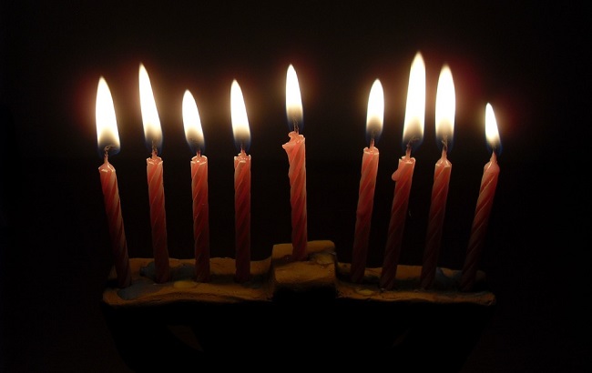 В Ханукии горит 9 свечей, одна их которых  - "служка" для зажигания основных