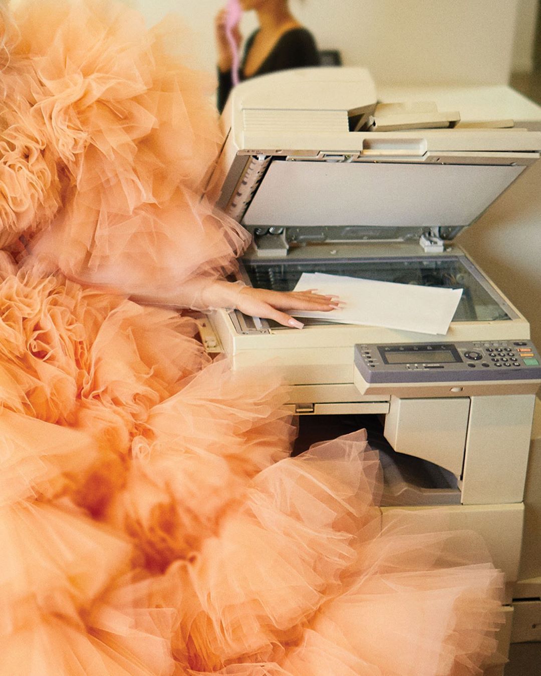 Королева офісу: Кайлі Дженнер підкорила розкішним тілом у незвичайних образах для Harper's BAZAAR