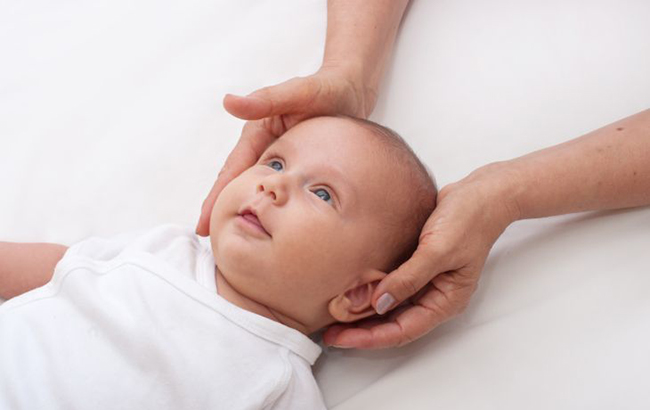 Негайно біжіть до лікаря: Комаровський розповів про тривожні симптоми у немовлят