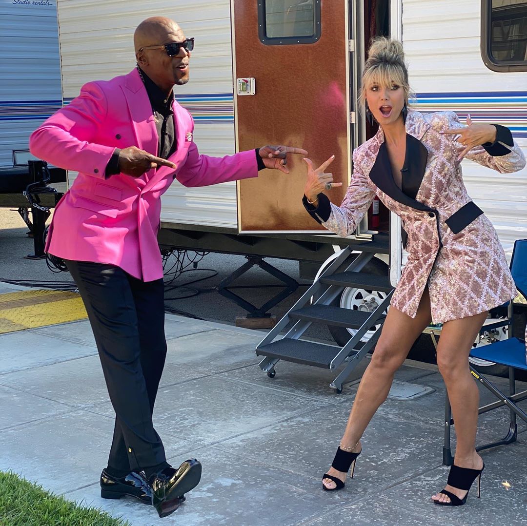 Ей точно 47? Хайди Клум в платье-пиджаке похвасталась стройной фигурой и бесконечными ногами