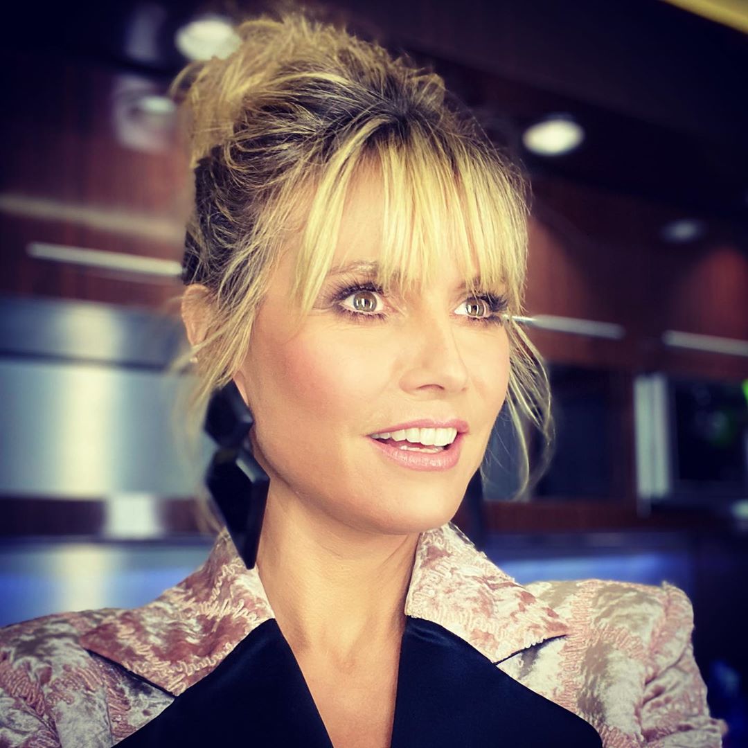 Ей точно 47? Хайди Клум в платье-пиджаке похвасталась стройной фигурой и бесконечными ногами