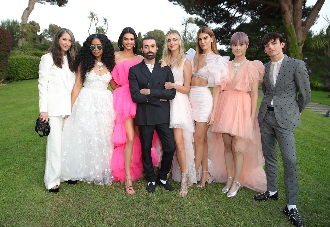 Розовая мечта: Кендалл Дженнер покорила сеть воздушным кукольным образом и стройными ногами