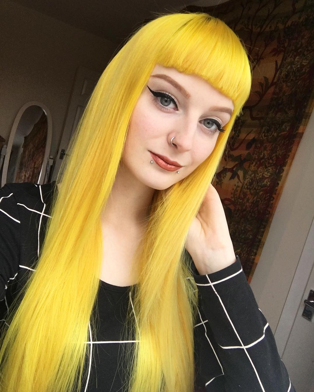 Неоновый демон: сеть "взорвал" супер яркий hair-тренд 2019 (фото)