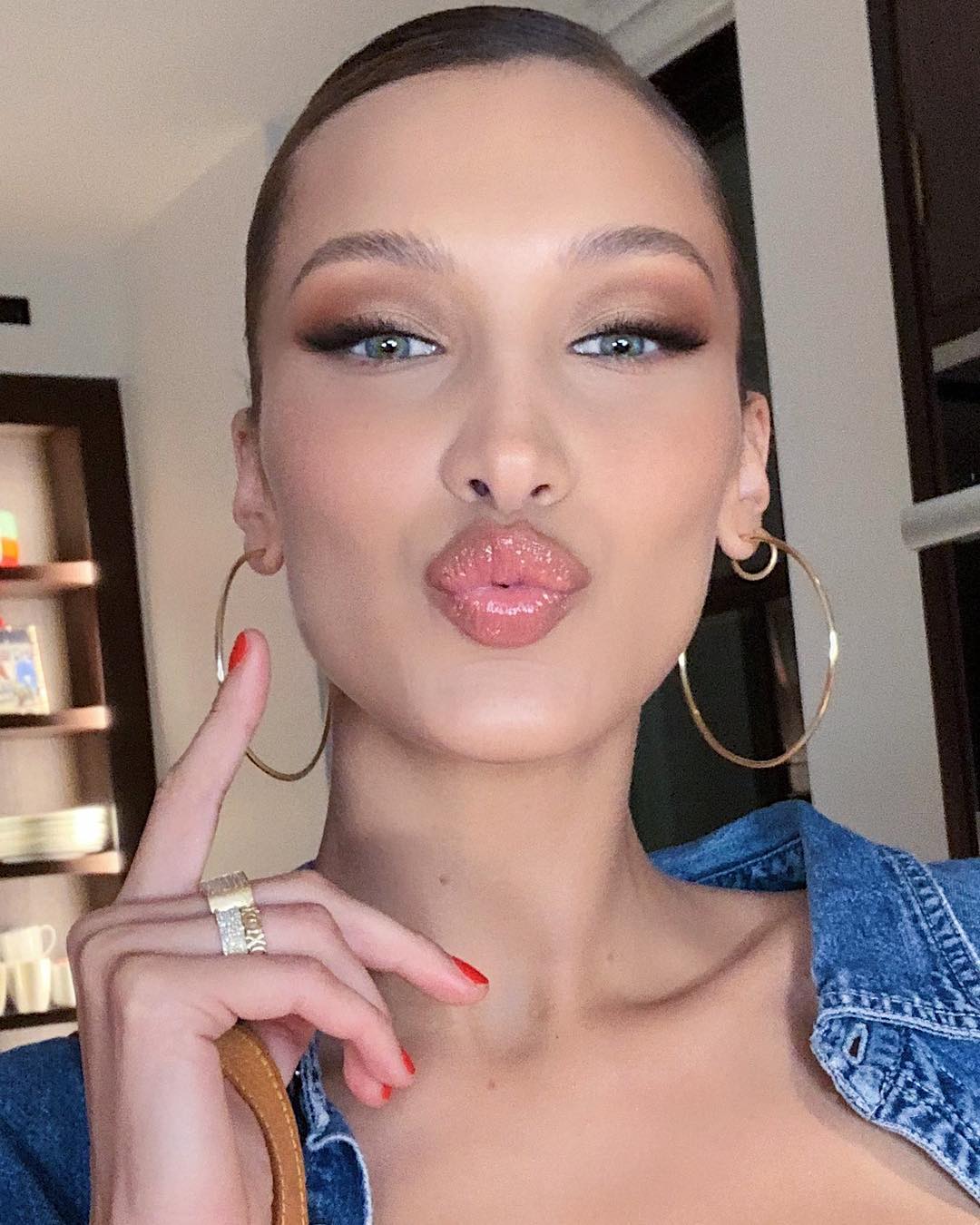 Відвертий комбінезон і солодкі поцілунки: Белла Хадід поділилася спокусливим відео