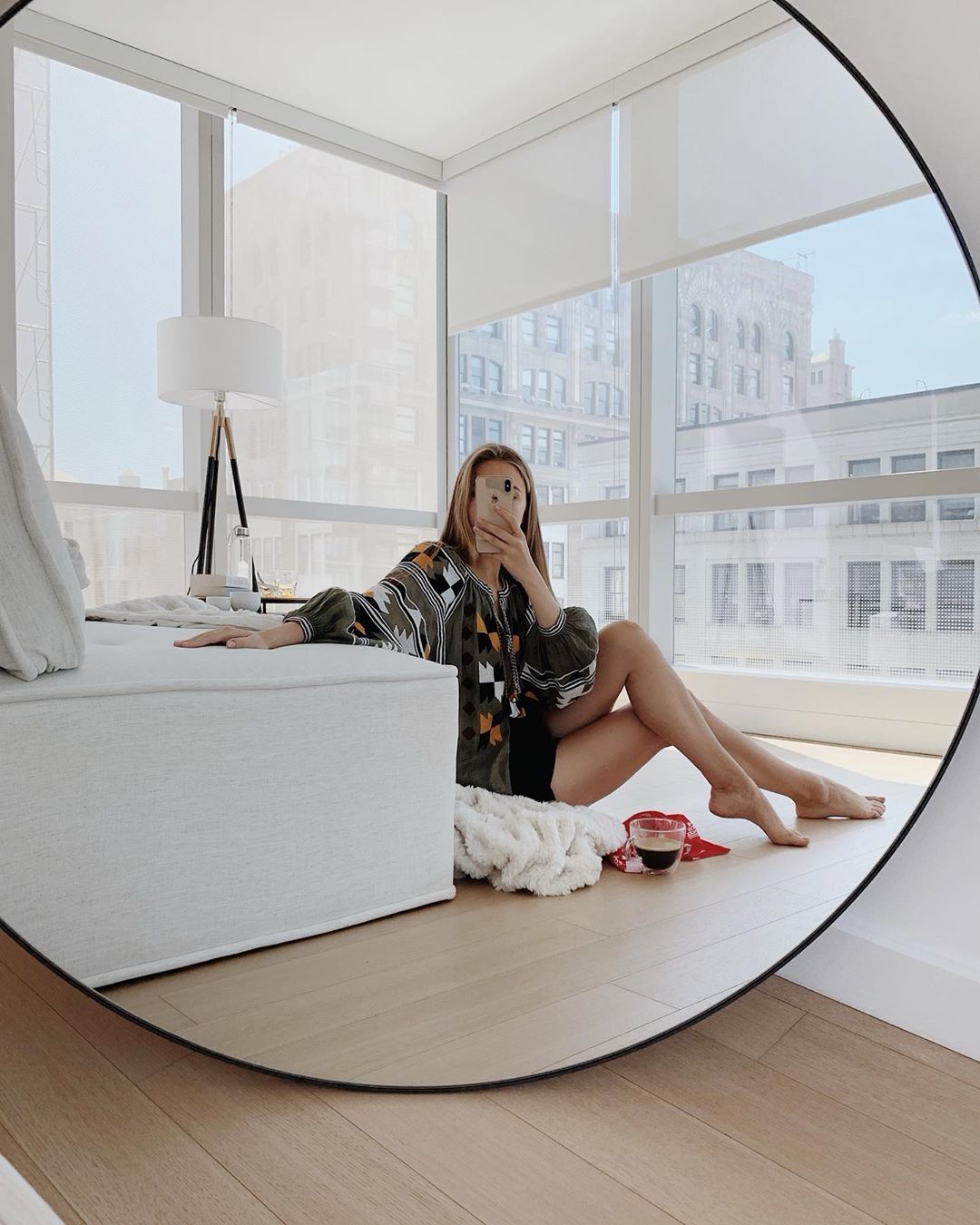 Стильна онука Ротару у вишиванці засвітила стрункі ніжки на Манхеттені