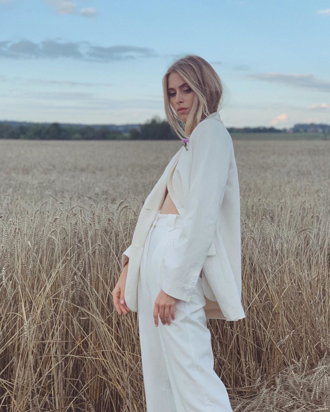 Вся в белом: внучка Софии Ротару поразила стройностью в изысканном образе