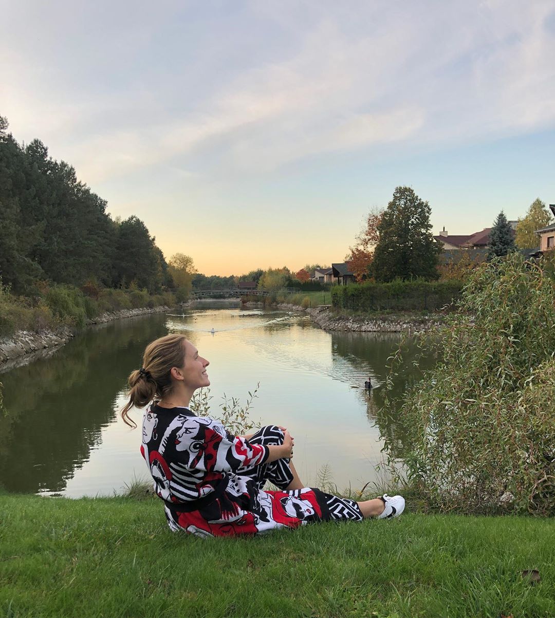 Без макіяжу і в халаті: Катя Осадча насолодилась розслабленим домашнім вихідним