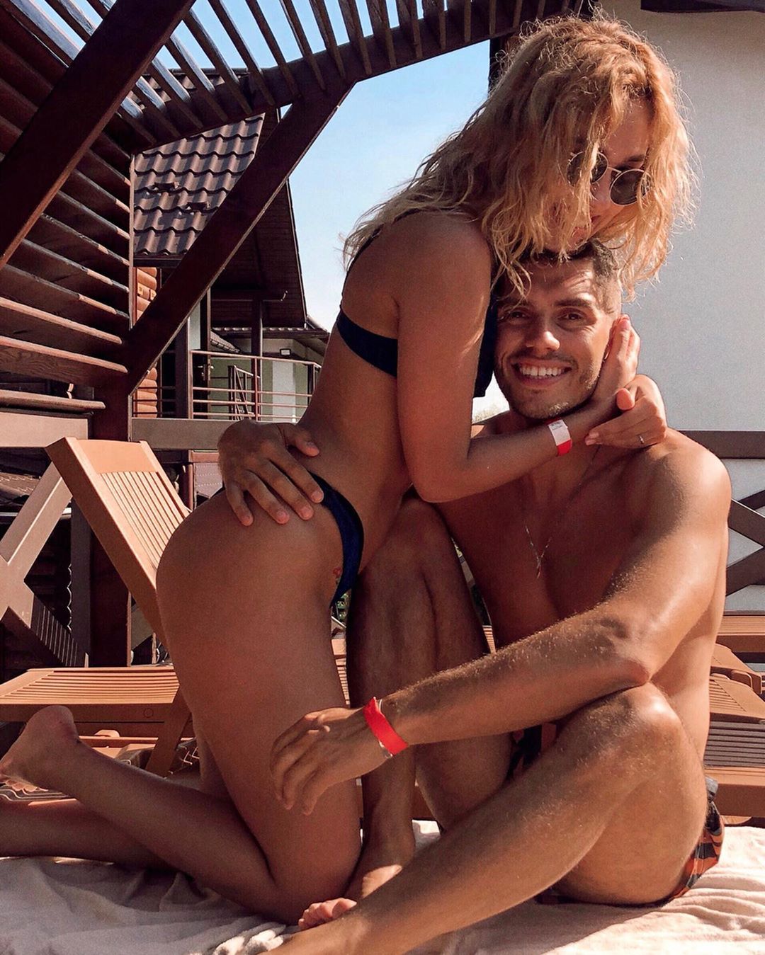 Горячий уикенд: Холостяк 9 с любимой взбудоражили сеть жаркими пляжными фото