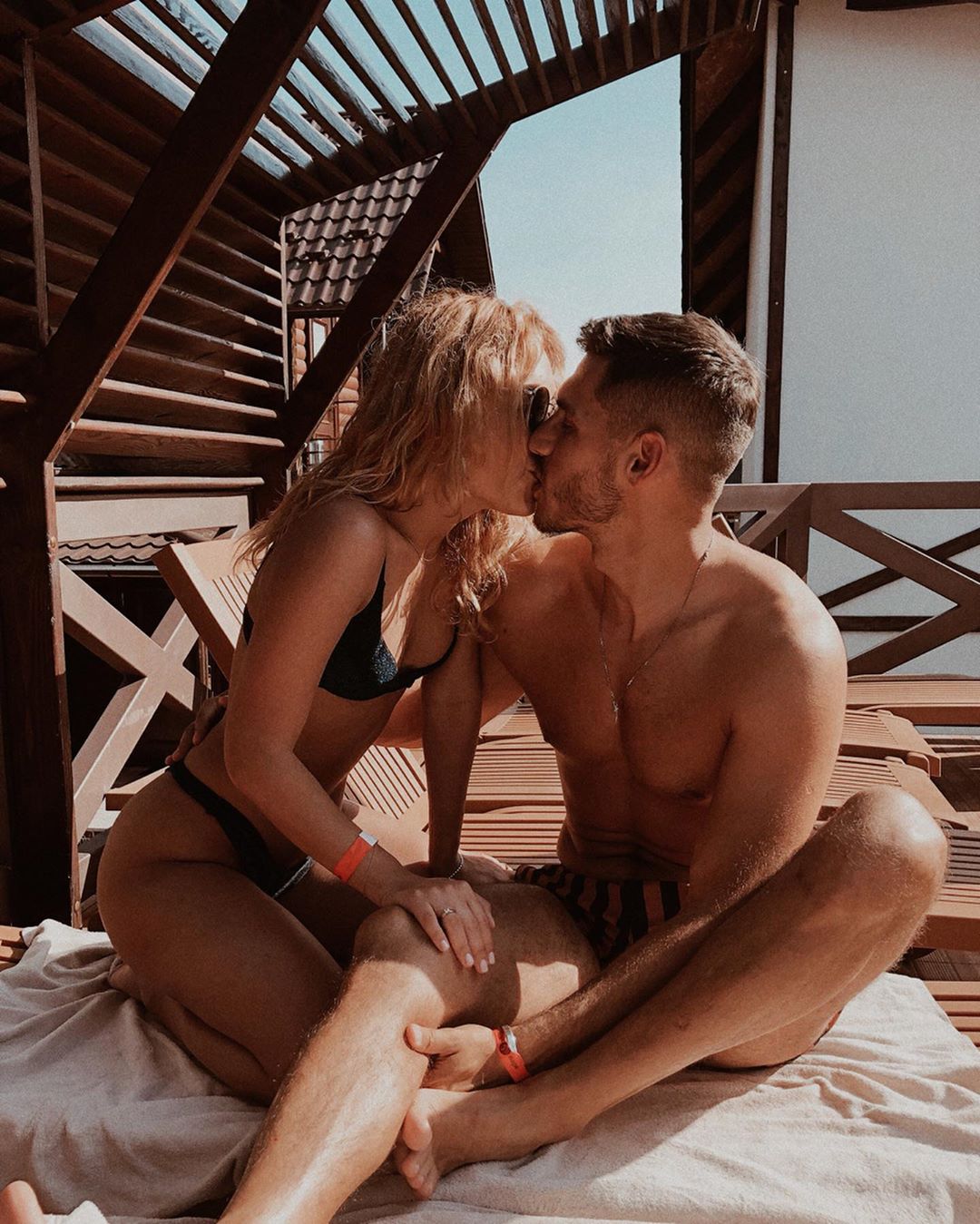 Горячий уикенд: Холостяк 9 с любимой взбудоражили сеть жаркими пляжными фото