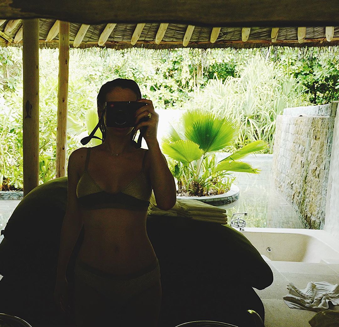 Тропикана-женщина: Лобода взбудоражила сеть горячими фото в купальнике