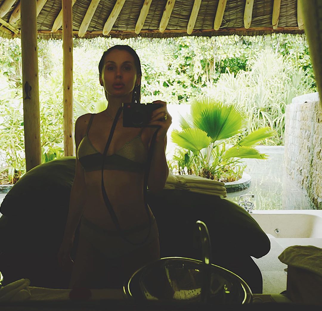 Тропикана-женщина: Лобода взбудоражила сеть горячими фото в купальнике